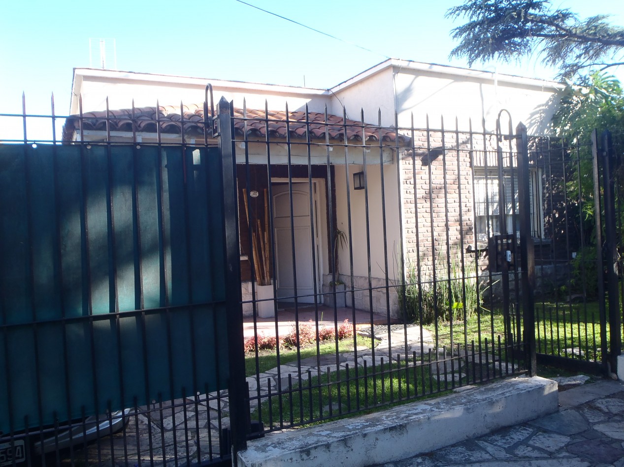 CASA EN VENTA EN ADROGUE, 3 DORMITORIOS Y PARQUE, A MTS. DE AV. ESPORA