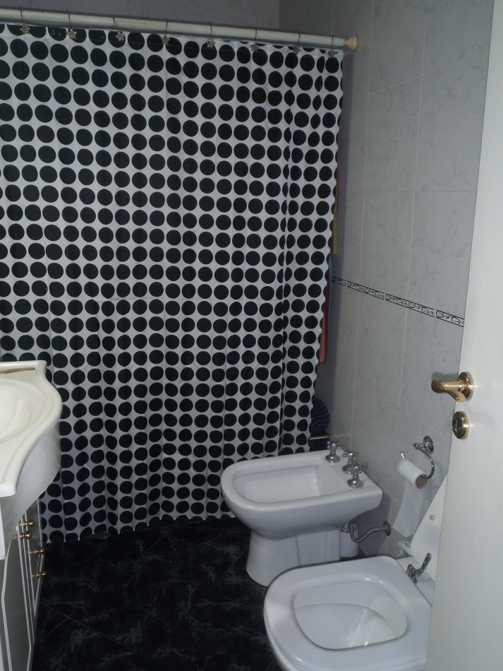 CASA EN VENTA EN ADROGUE, 3 DORMITORIOS Y PARQUE, A MTS. DE AV. ESPORA