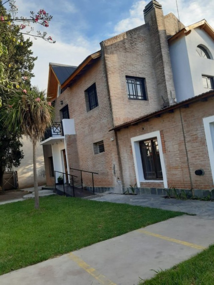 IMPERDIBLE. ESPECTACULAR CASA QUINTA EN GUERNICA, CERCA DE TODO. 2 CASAS EN UNA, SE VENDEN EN BLOCK O INDIVIDUAL. USO COMERCIAL Y/O PROFESIONAL