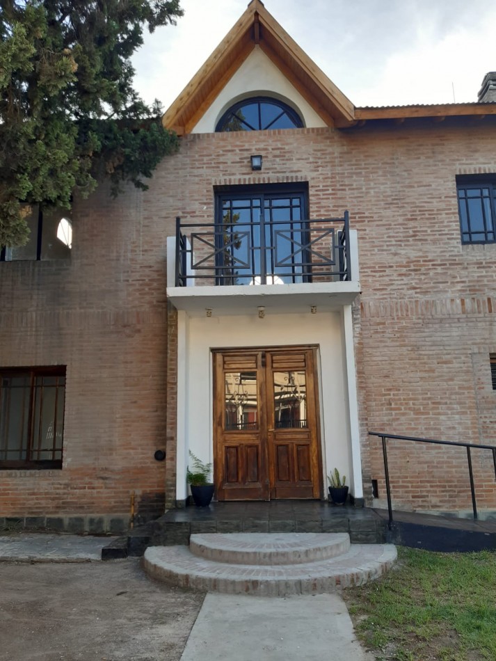 IMPERDIBLE. ESPECTACULAR CASA QUINTA EN GUERNICA, CERCA DE TODO. 2 CASAS EN UNA, SE VENDEN EN BLOCK O INDIVIDUAL. USO COMERCIAL Y/O PROFESIONAL