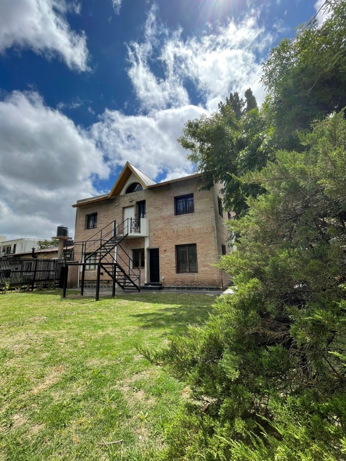 IMPERDIBLE. ESPECTACULAR CASA QUINTA EN GUERNICA, CERCA DE TODO. 2 CASAS EN UNA, SE VENDEN EN BLOCK O INDIVIDUAL. USO COMERCIAL Y/O PROFESIONAL