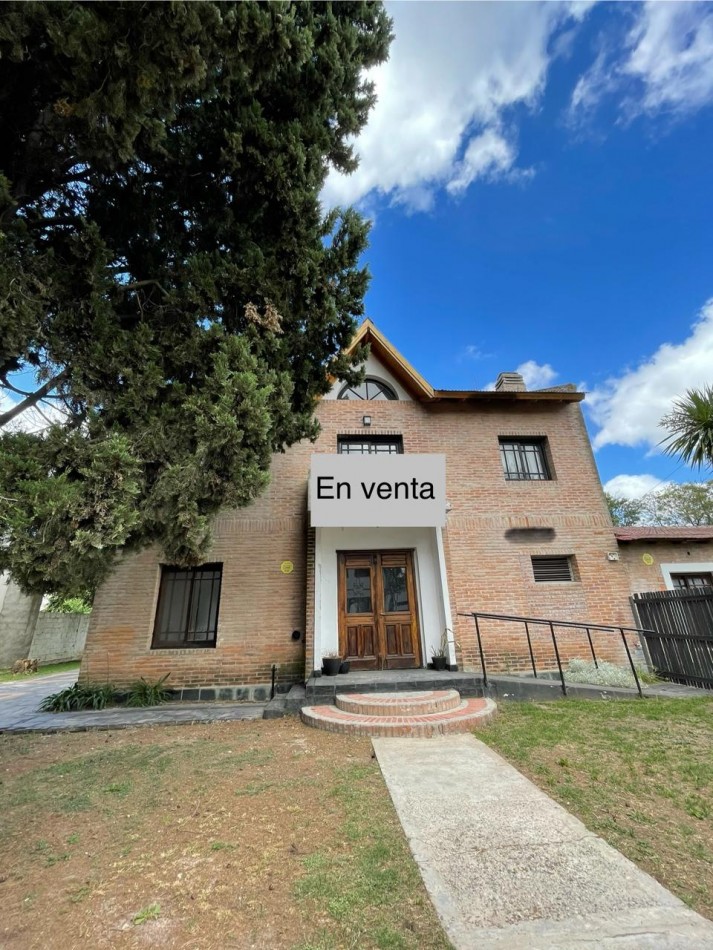 IMPERDIBLE. ESPECTACULAR CASA QUINTA EN GUERNICA, CERCA DE TODO. 2 CASAS EN UNA, SE VENDEN EN BLOCK O INDIVIDUAL. USO COMERCIAL Y/O PROFESIONAL