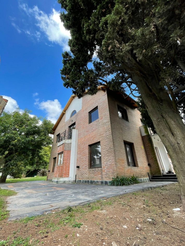 IMPERDIBLE. ESPECTACULAR CASA QUINTA EN GUERNICA, CERCA DE TODO. 2 CASAS EN UNA, SE VENDEN EN BLOCK O INDIVIDUAL. USO COMERCIAL Y/O PROFESIONAL