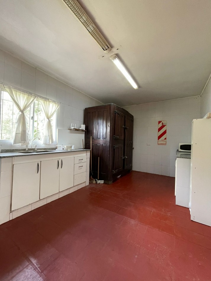 IMPERDIBLE. ESPECTACULAR CASA QUINTA EN GUERNICA, CERCA DE TODO. 2 CASAS EN UNA, SE VENDEN EN BLOCK O INDIVIDUAL. USO COMERCIAL Y/O PROFESIONAL