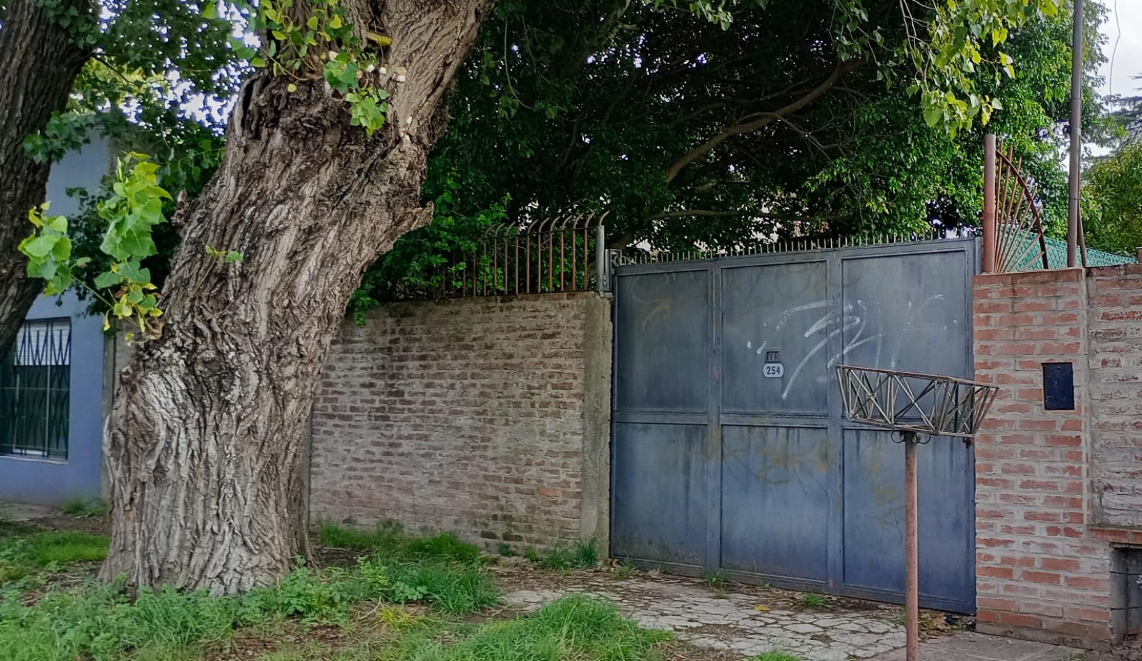 LOTE LIBRE A UNA CUADRA DE 2 DE ABRIL. PARQUIZADO, CON PAREDON Y PORTON DE GARAGE. VENTA. BURZACO