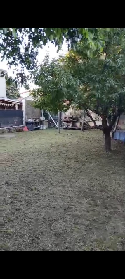 LOTE LIBRE A UNA CUADRA DE 2 DE ABRIL. PARQUIZADO, CON PAREDON Y PORTON DE GARAGE. VENTA. BURZACO