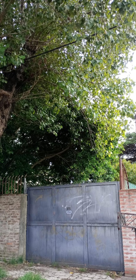 LOTE LIBRE A UNA CUADRA DE 2 DE ABRIL. PARQUIZADO, CON PAREDON Y PORTON DE GARAGE. VENTA. BURZACO