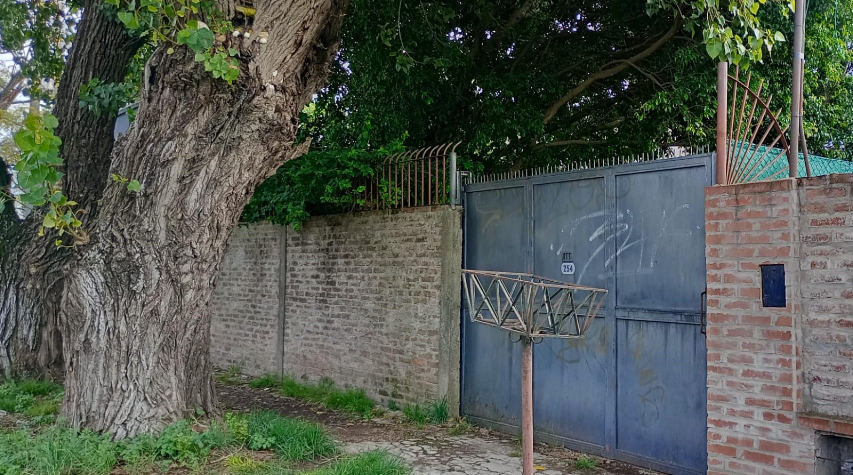 LOTE LIBRE A UNA CUADRA DE 2 DE ABRIL. PARQUIZADO, CON PAREDON Y PORTON DE GARAGE. VENTA. BURZACO