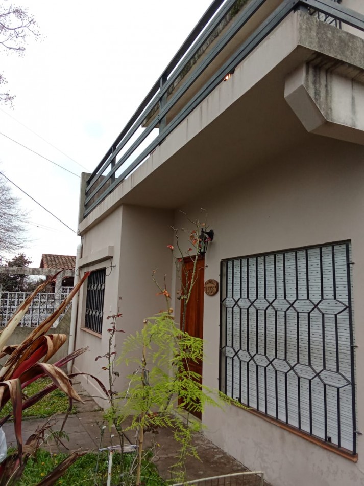 CASA EN BURZACO, ALQUILER, 3 DORMITORIOS Y ENTRADA PARA 2 VEHICULOS.