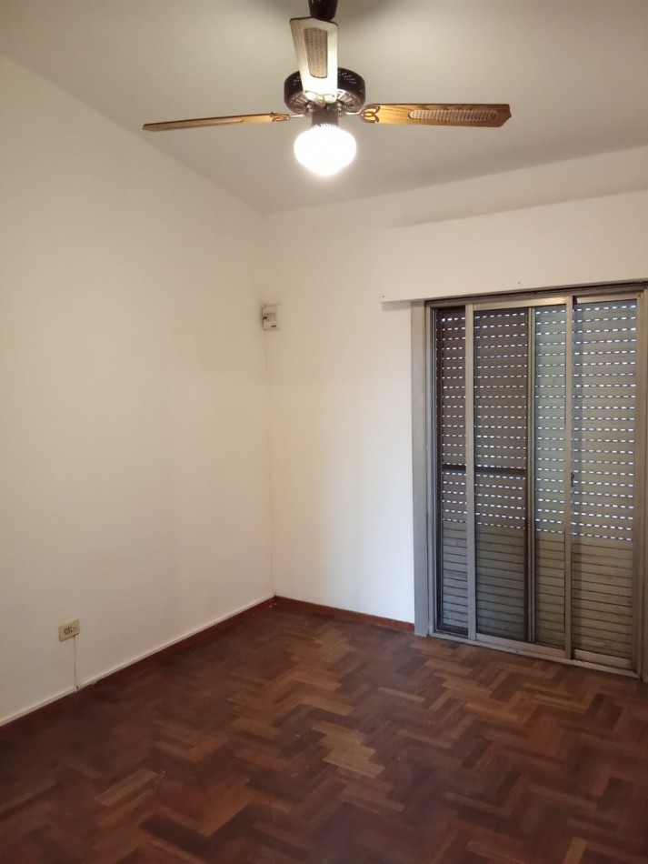 CASA EN BURZACO, ALQUILER, 3 DORMITORIOS Y ENTRADA PARA 2 VEHICULOS.