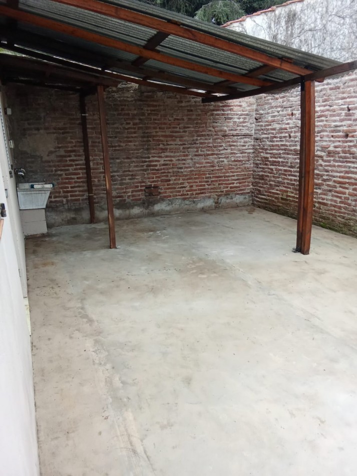 CASA EN BURZACO, ALQUILER, 3 DORMITORIOS Y ENTRADA PARA 2 VEHICULOS.