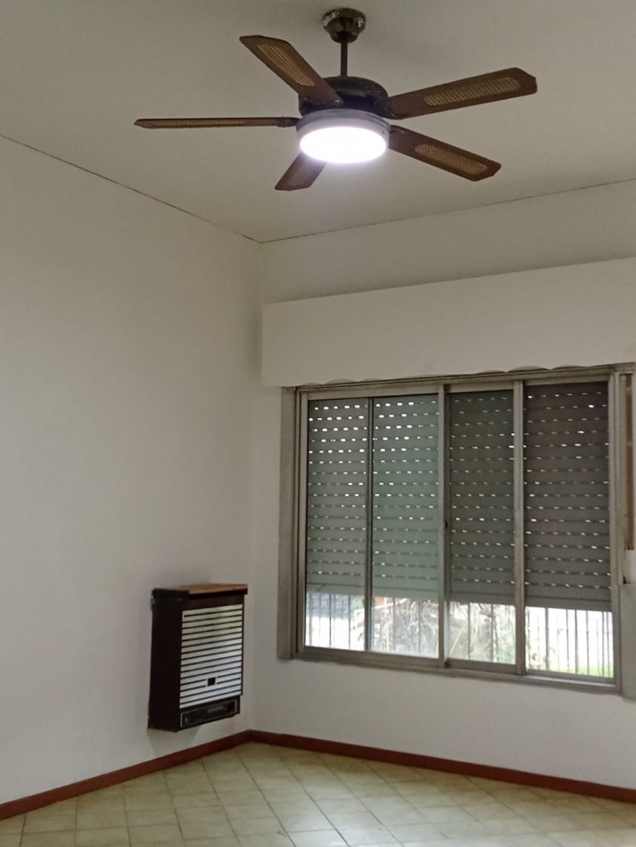 CASA EN BURZACO, ALQUILER, 3 DORMITORIOS Y ENTRADA PARA 2 VEHICULOS.