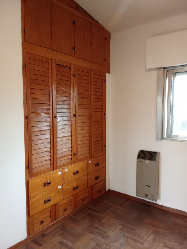 CASA EN BURZACO, ALQUILER, 3 DORMITORIOS Y ENTRADA PARA 2 VEHICULOS.