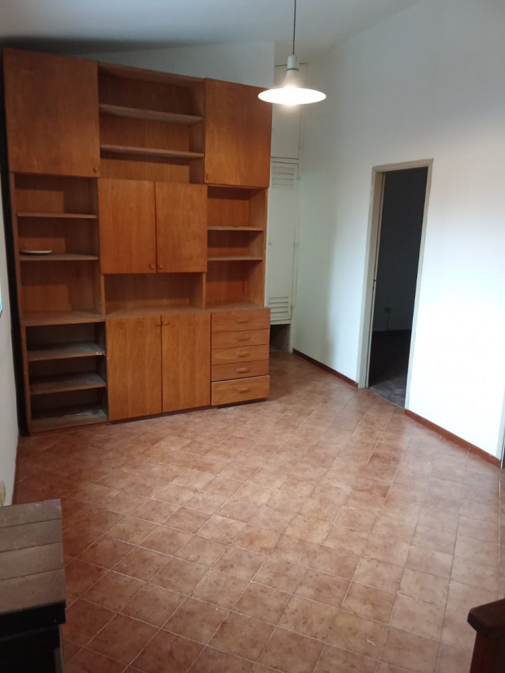 CASA EN BURZACO, ALQUILER, 3 DORMITORIOS Y ENTRADA PARA 2 VEHICULOS.