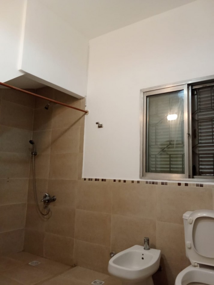 CASA EN BURZACO, ALQUILER, 3 DORMITORIOS Y ENTRADA PARA 2 VEHICULOS.