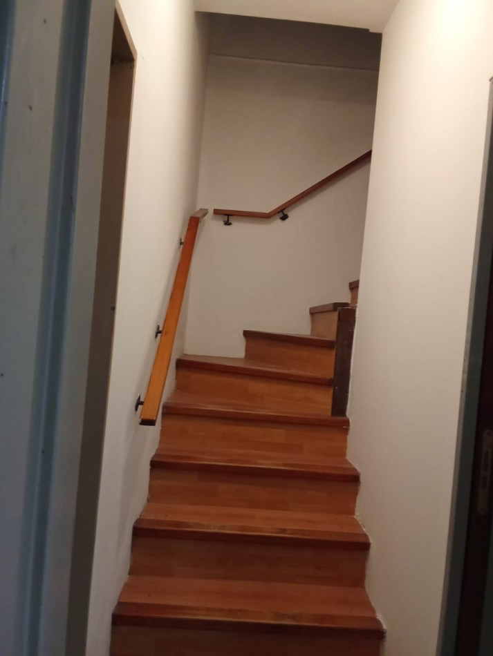 CASA EN BURZACO, ALQUILER, 3 DORMITORIOS Y ENTRADA PARA 2 VEHICULOS.