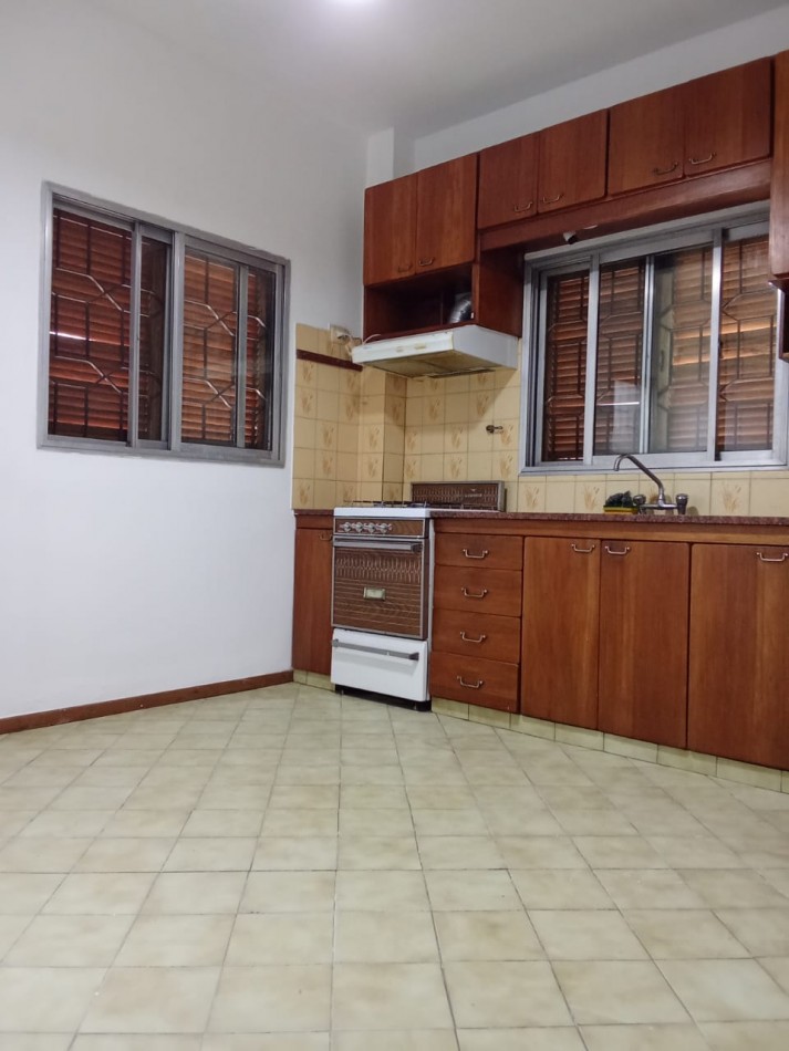 CASA EN BURZACO, ALQUILER, 3 DORMITORIOS Y ENTRADA PARA 2 VEHICULOS.