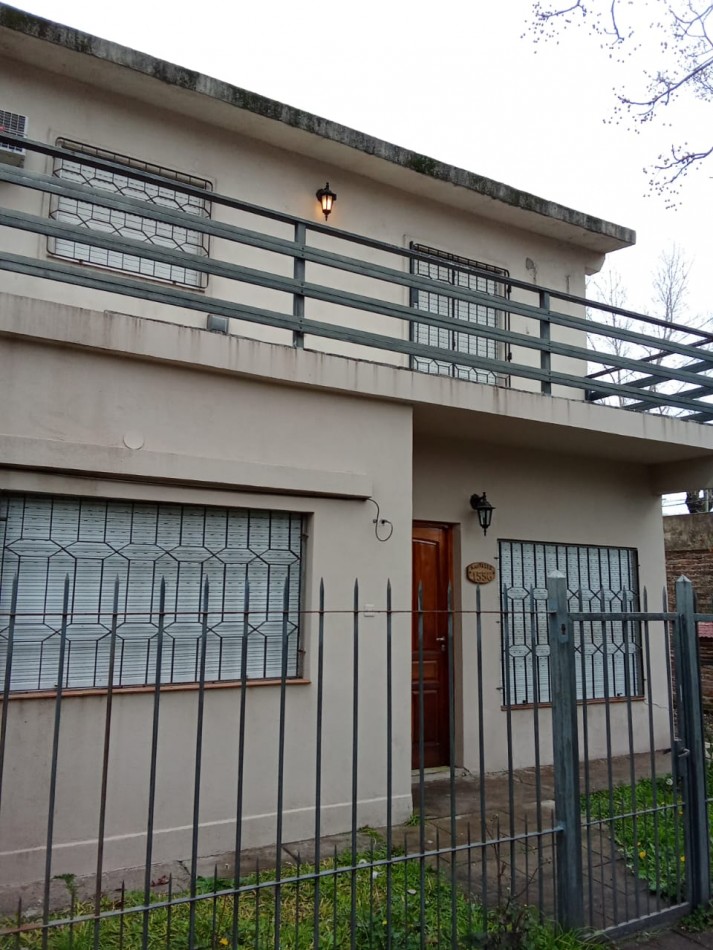 CASA EN BURZACO, ALQUILER, 3 DORMITORIOS Y ENTRADA PARA 2 VEHICULOS.