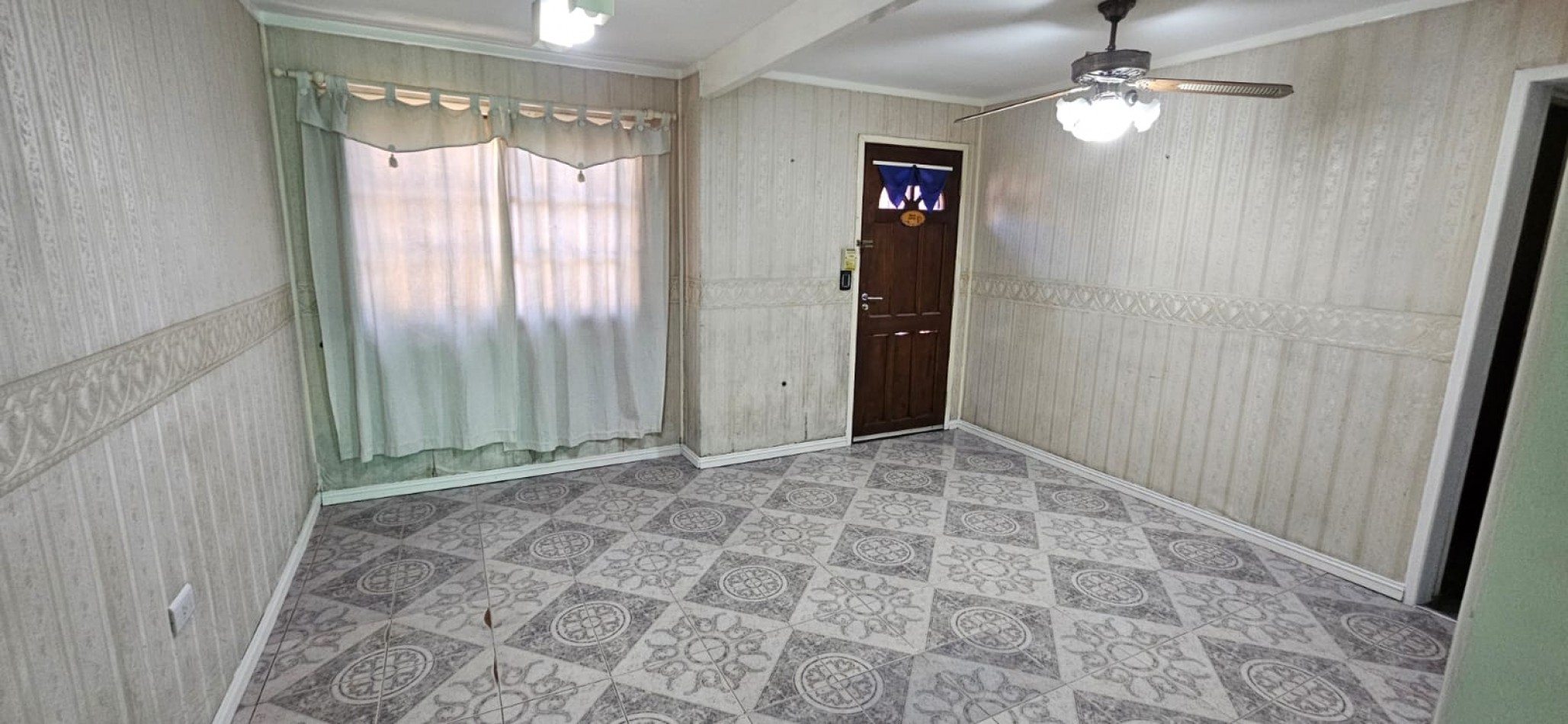 CHALET EN LANUS ESTE, 3 DORMITORIOS Y UN MONOAMBIENTE. APTO PARA 2 FAMILIAS