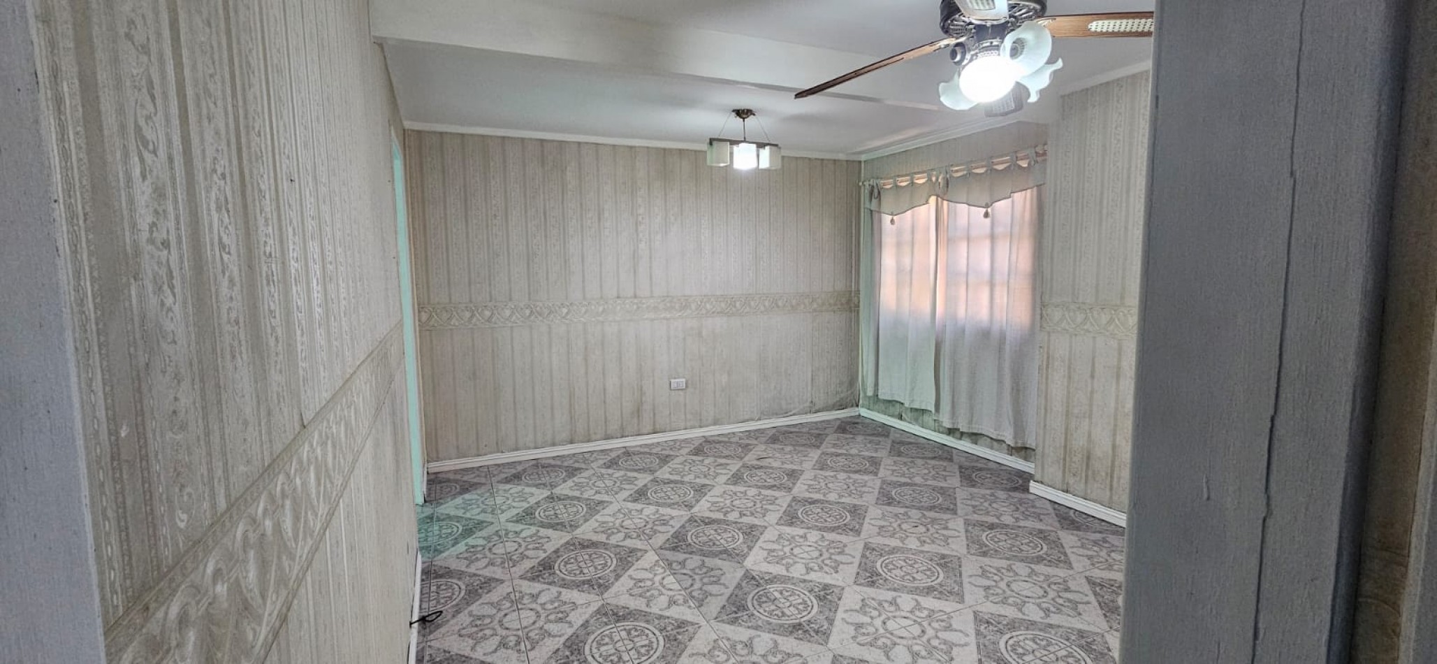 CHALET EN LANUS ESTE, 3 DORMITORIOS Y UN MONOAMBIENTE. APTO PARA 2 FAMILIAS