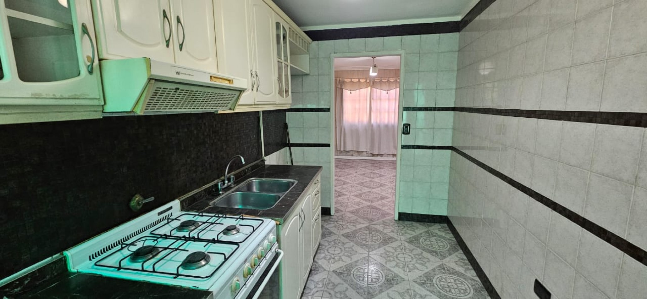 CHALET EN LANUS ESTE, 3 DORMITORIOS Y UN MONOAMBIENTE. APTO PARA 2 FAMILIAS