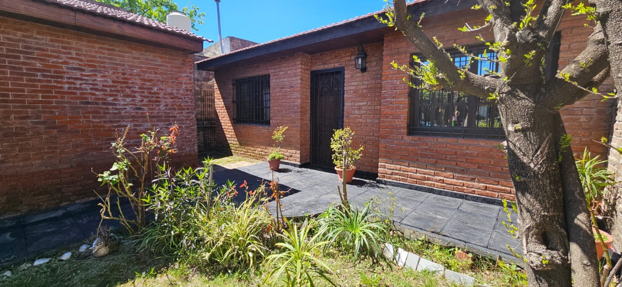 CHALET EN LANUS ESTE, 3 DORMITORIOS Y UN MONOAMBIENTE. APTO PARA 2 FAMILIAS