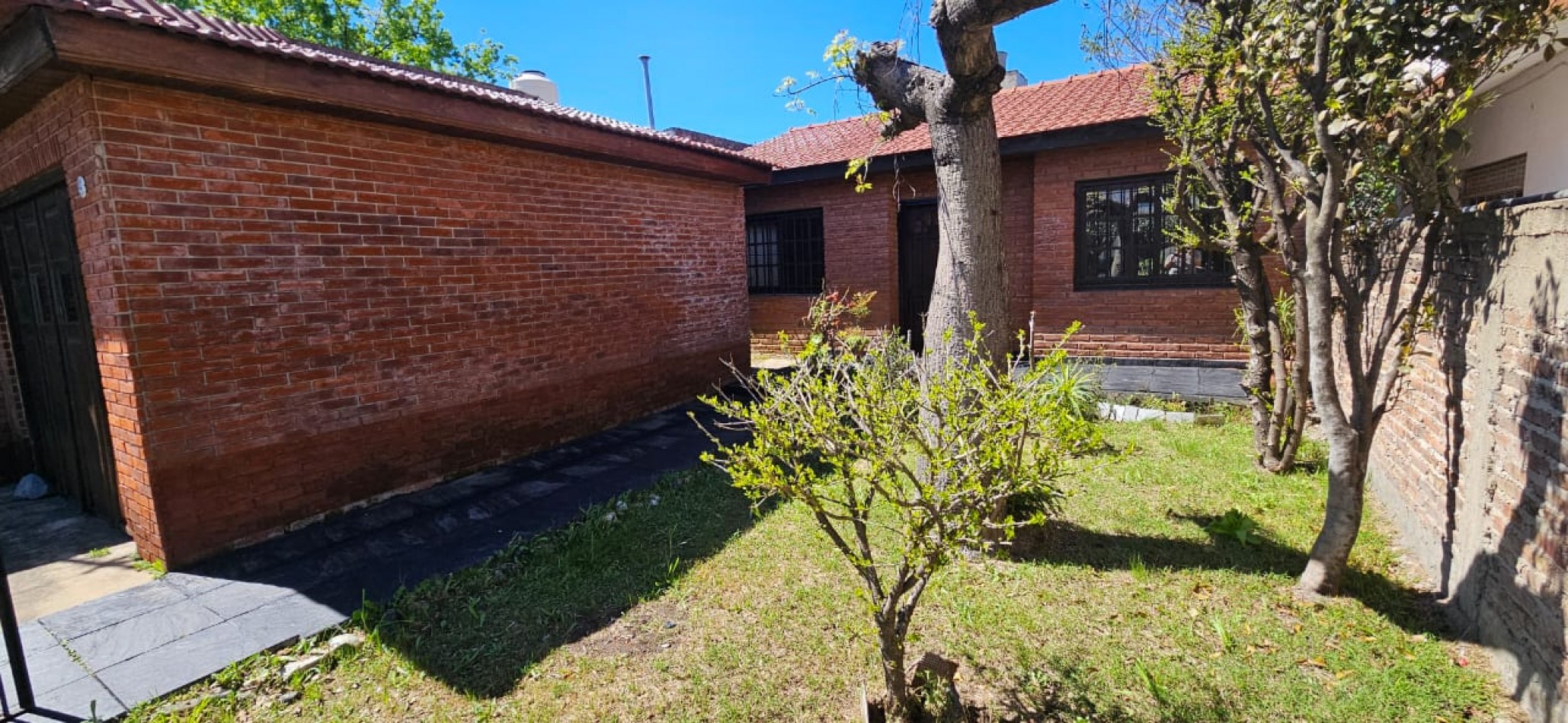 CHALET EN LANUS ESTE, 3 DORMITORIOS Y UN MONOAMBIENTE. APTO PARA 2 FAMILIAS