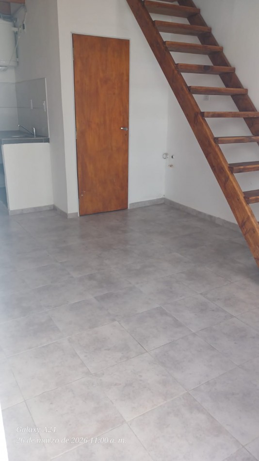 DEPARTAMENTO EN PRIMER PISO POR ESCALERA, TIPO LOFT. ALQUILER. A UNA CUADRA DE LA AVENIDA MONTEVERDE