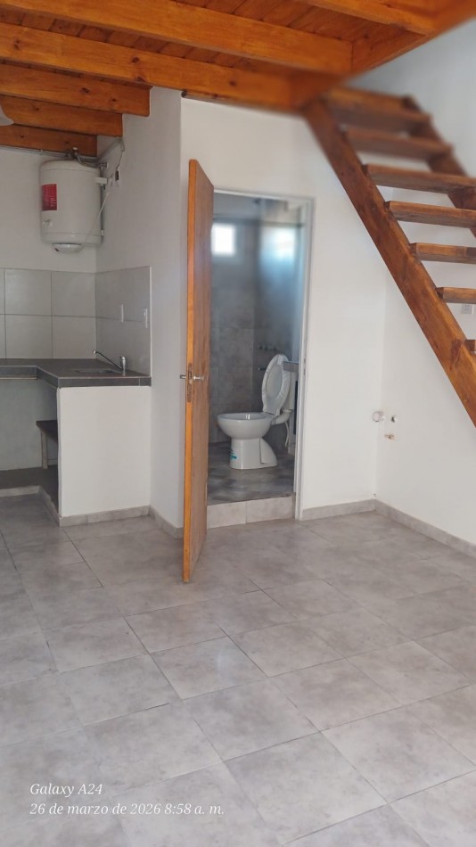 DEPARTAMENTO EN PRIMER PISO POR ESCALERA, TIPO LOFT. ALQUILER. A UNA CUADRA DE LA AVENIDA MONTEVERDE