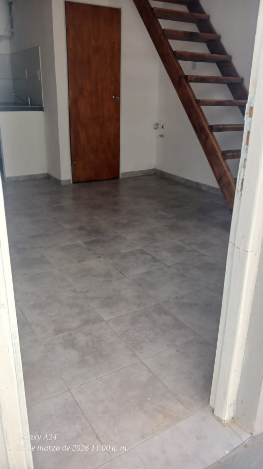 DEPARTAMENTO EN PRIMER PISO POR ESCALERA, TIPO LOFT. ALQUILER. A UNA CUADRA DE LA AVENIDA MONTEVERDE