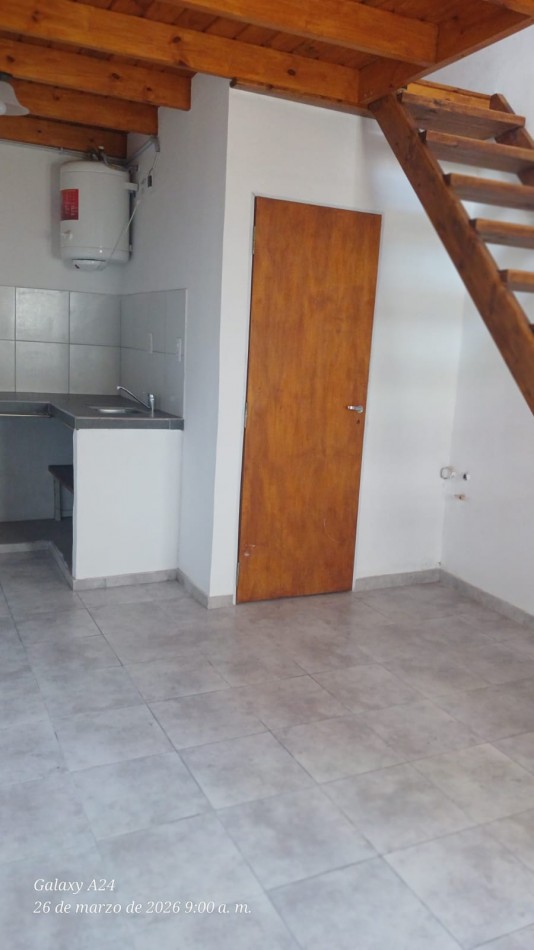 DEPARTAMENTO EN PRIMER PISO POR ESCALERA, TIPO LOFT. ALQUILER. A UNA CUADRA DE LA AVENIDA MONTEVERDE