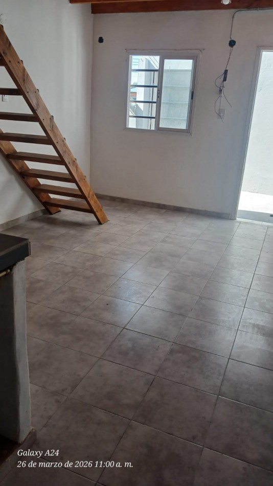 DEPARTAMENTO EN PRIMER PISO POR ESCALERA, TIPO LOFT. ALQUILER. A UNA CUADRA DE LA AVENIDA MONTEVERDE