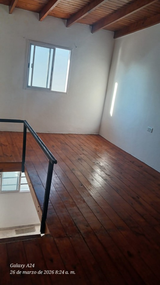 DEPARTAMENTO EN PRIMER PISO POR ESCALERA, TIPO LOFT. ALQUILER. A UNA CUADRA DE LA AVENIDA MONTEVERDE