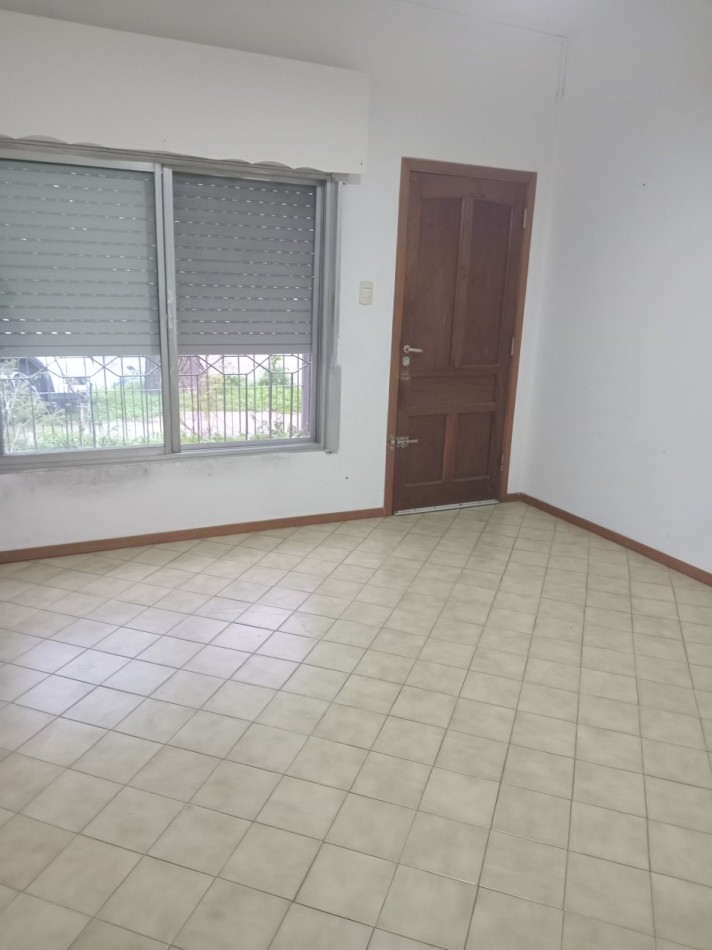 CASA EN BURZACO, ALQUILER, 3 DORMITORIOS Y ENTRADA PARA 2 VEHICULOS.