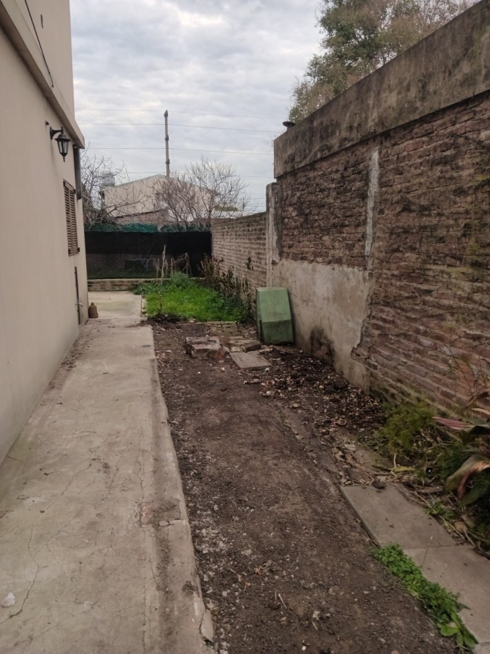 CASA EN BURZACO, ALQUILER, 3 DORMITORIOS Y ENTRADA PARA 2 VEHICULOS.