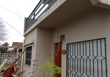 CASA EN BURZACO, ALQUILER, 3 DORMITORIOS Y ENTRADA PARA 2 VEHICULOS.
